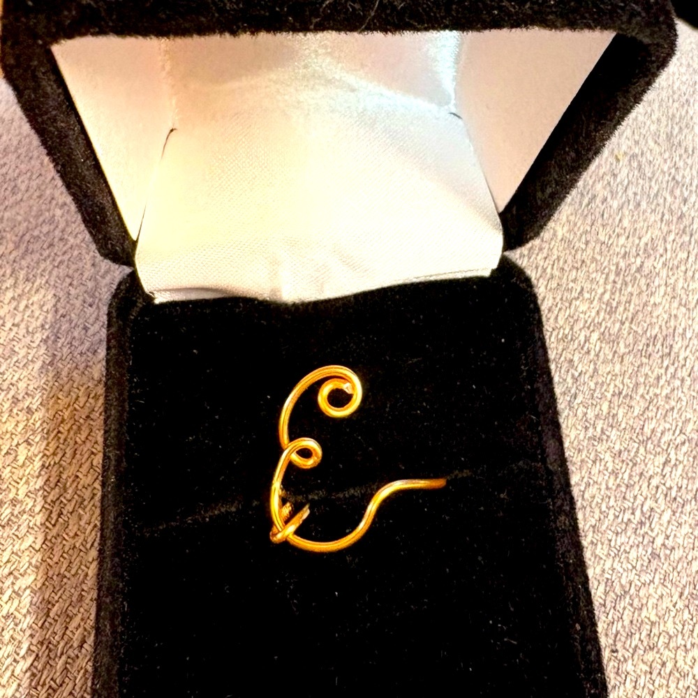 Elegant Gold E Ring